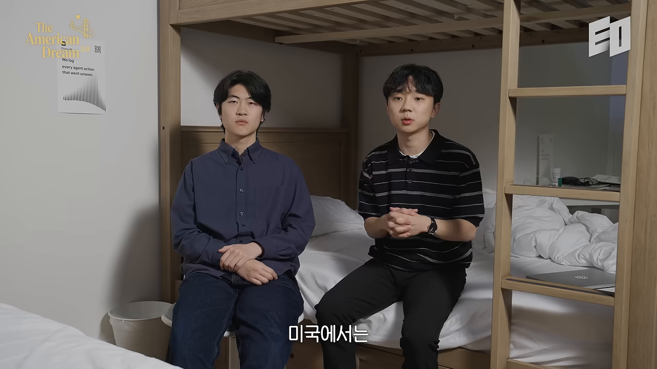 기숙사 숙소에서 진행된 창업가 인터뷰 — 벽면 PINTA AI 포스터의 슬로건이 제품 정체성을 보여준다