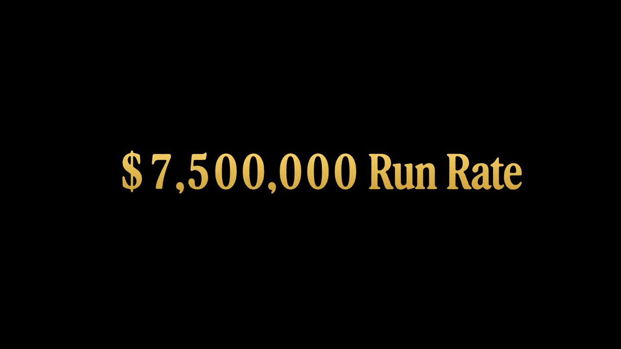 '$7,500,000 Run Rate' 카드 — 마케팅·펀레이즈 국면에서 찍힌 중간 지점