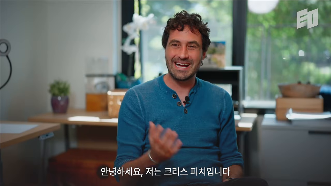 스탠퍼드 교수이자 Code in Place 운영자인 크리스 피치의 인터뷰 오프닝 장면