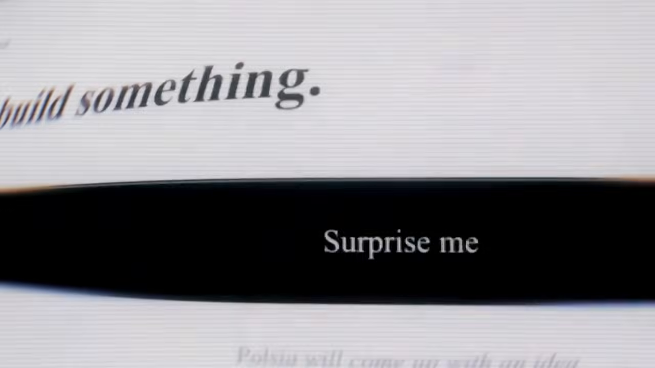 제품의 핵심 UX — 'Surprise me'를 누르면 Polsia가 아이디어를 내는 '버튼 하나로 회사를 만드는' 구조