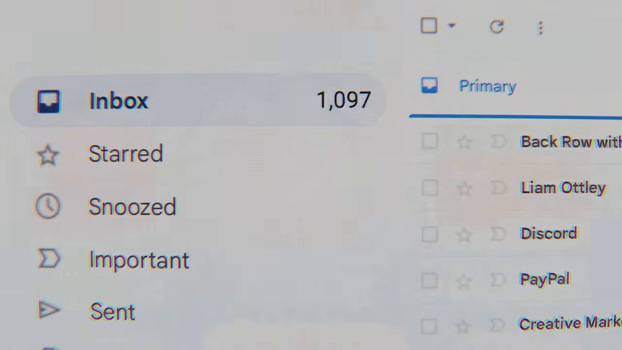 Inbox 1,097 — AI가 응대한 투자자 문의가 쌓인 메일함