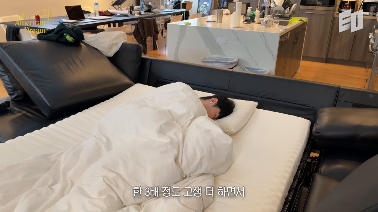 작업 공간 한복판 소파에서 잠든 빌더 — '한 3배 정도 고생 더 하면서'라는 자막이 붙은 장면